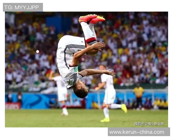 足球明星与自然亲密接触高清抓鱼瞬间展现运动员另一面魅力